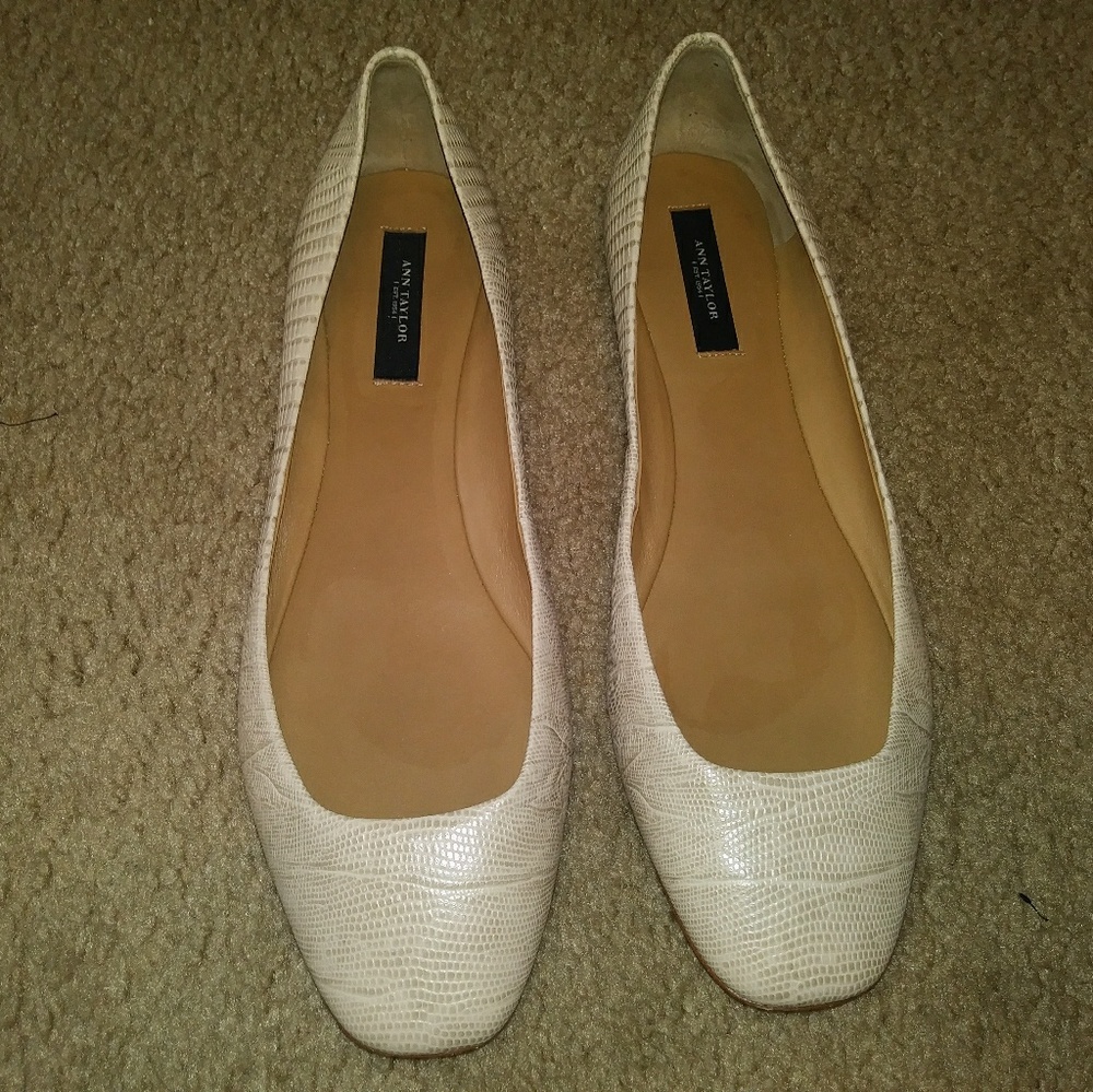 Ann Taylor size 9.5 taupe/cream leather flats